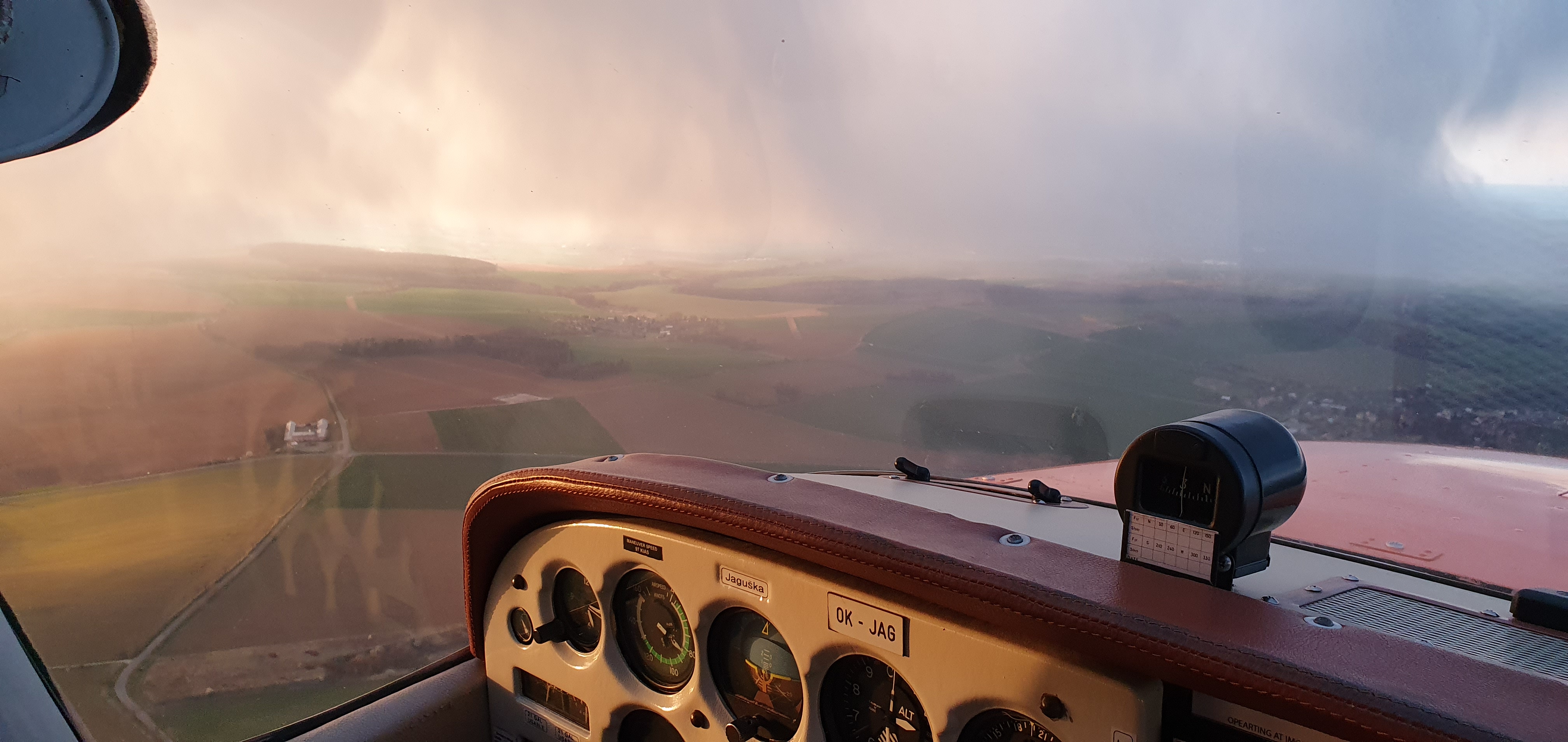 Letadlo AC-FLY při večerním světle na letišti